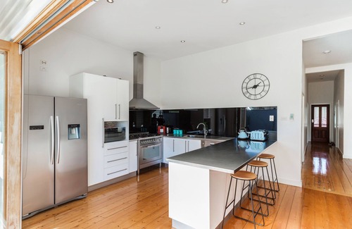 Bendigo House | Family-Friendly Central Bendigo Cottage with Pet Amenities
