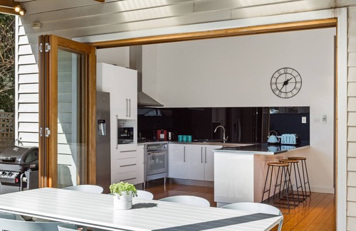 Bendigo House | Family-Friendly Central Bendigo Cottage with Pet Amenities