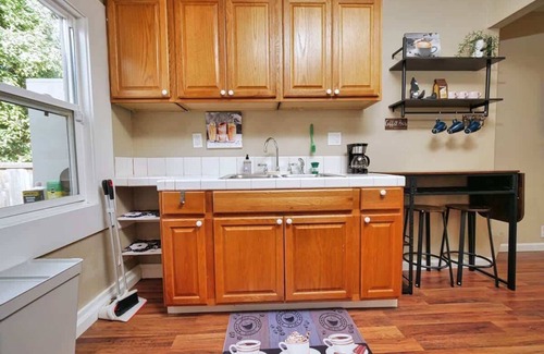 Poets Corner Apartment | Inviting Berkeley Garden Oasis with Breakfast Included