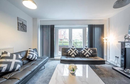 The Westside House | Prime Birmingham 3-Bed Getaway with Full Kitchen Amenities