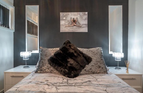 The Westside House | Prime Birmingham 3-Bed Getaway with Full Kitchen Amenities