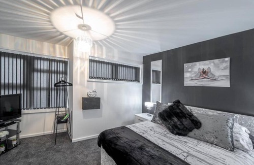 The Westside House | Prime Birmingham 3-Bed Getaway with Full Kitchen Amenities