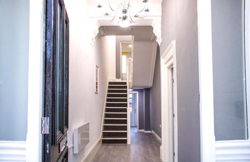 Liverpool House | Discover Central Blissful Haven: Family-Friendly Retreat