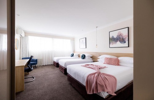 Orange Hotel | Family-Friendly Central Caleula Motor Lodge with Pool Access