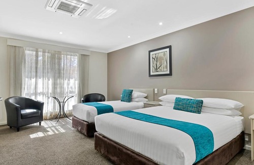 Orange Hotel | Family-Friendly Central Caleula Motor Lodge with Pool Access