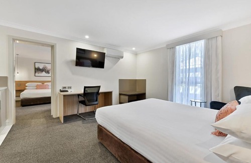 Orange Hotel | Family-Friendly Central Caleula Motor Lodge with Pool Access