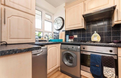 Somers Town Apartment | Cozy Camden Flat with Terrace - Ideal for Family Stays