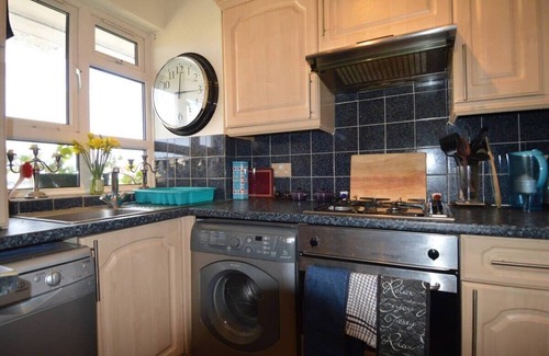 Somers Town Apartment | Cozy Camden Flat with Terrace - Ideal for Family Stays