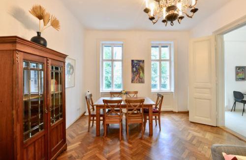 Landstrasse Apartment | Central & Charming Viennese Flat