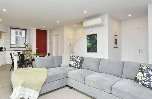 Christchurch City Centre House | Explore Lichfield Apartment: City Center 3 Bedroom Retreat
