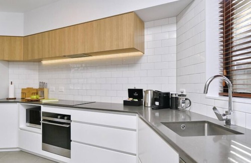 Christchurch City Centre House | Explore Lichfield Apartment: City Center 3 Bedroom Retreat