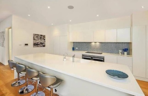 Noraville House | Beachfront Retreat: Child-Friendly with Kitchen & Breakfast