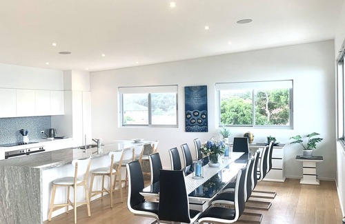 Noraville House | Beachfront Retreat: Child-Friendly with Kitchen & Breakfast