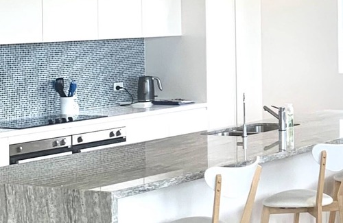Noraville House | Beachfront Retreat: Child-Friendly with Kitchen & Breakfast