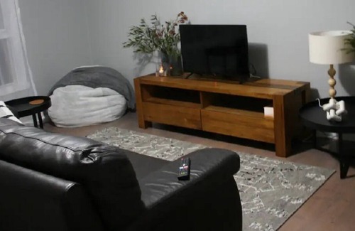 Hamilton House | Central Comfort for Work or Family two Living Spaces and Room to Run!