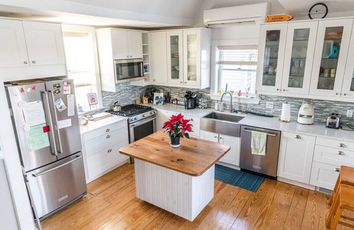 Provincetown Condo | Premium Condo on Central Commercial St with Ocean Views