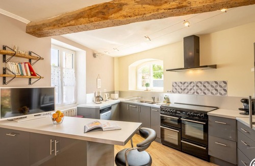 Royallieu Village Cottage | Gite Compiègne: Cozy Escape with Spa & Breakfast Included