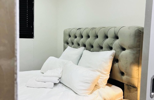 Windhoek Apartment | Serene Balcony Retreat with Breakfast for Families