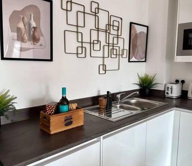 Derby Apartment | Central Derby Urban 2 Bedroom Flat: Ideal for Families!