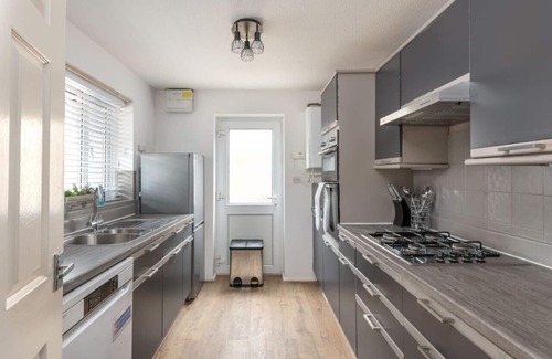 Milton Keynes House | Convenient House with Parking, SkyTV & Wi-Fi Amenities