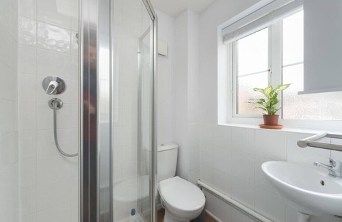 Milton Keynes House | Convenient House with Parking, SkyTV & Wi-Fi Amenities