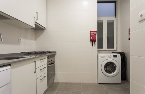 Santa Maria Maior Apartment | Central Downtown Retreat for 13 Guests with Spa & Kitchen