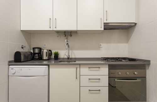 Santa Maria Maior Apartment | Central Downtown Retreat for 13 Guests with Spa & Kitchen