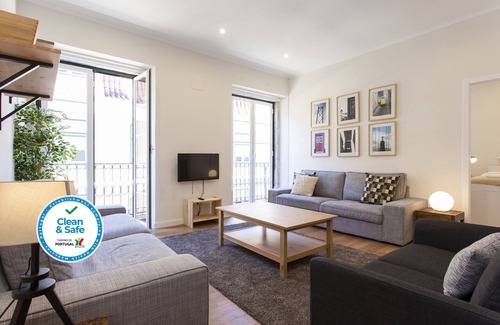 Baixa Apartment | Prime Downtown Retreat for Up to 17 Guests by Central Hill