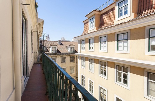 Santa Maria Maior Apartment | Downtown Haven for 13 Guests with Spa & Breakfast