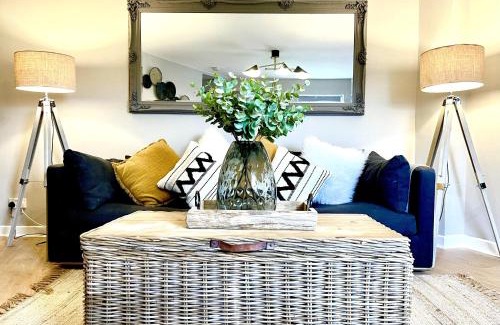 Ellesmere House | Budget-Friendly Stay at Central Ellesmere - Pet & Child Friendly