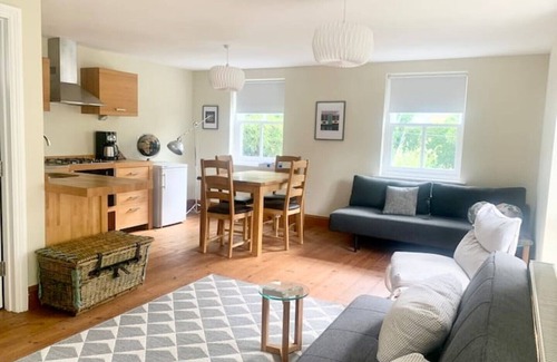Ely House | Central Ely 3-Bed Apartment with Kitchen and Breakfast Included