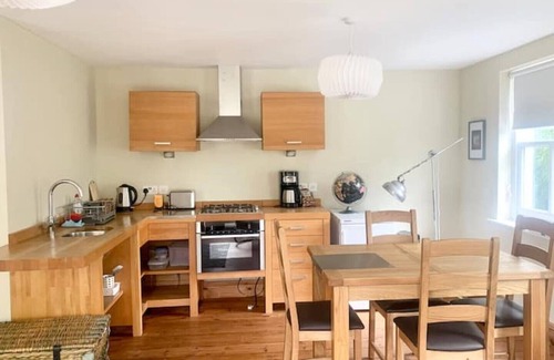Ely House | Central Ely 3-Bed Apartment with Kitchen and Breakfast Included