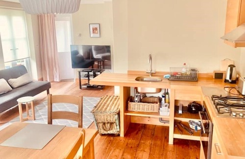 Ely House | Central Ely 3-Bed Apartment with Kitchen and Breakfast Included