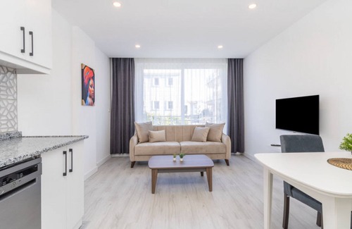 Eski Lara Apartment | Cozy Flat Near the Sea in Muratpasa with Kitchen & Breakfast