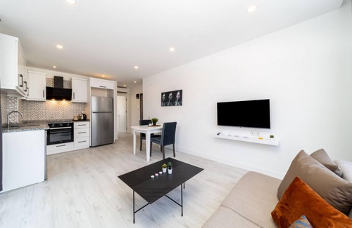 Eski Lara Apartment | Cozy Central Flat with Balcony in Muratpasa, Family-Friendly