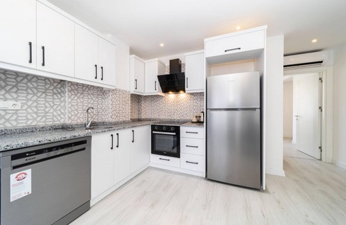 Eski Lara Apartment | Cozy Central Flat with Balcony in Muratpasa, Family-Friendly