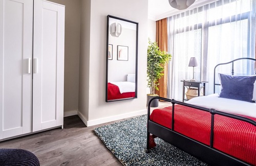Sisli Apartment | Modern Flat in Sisli with Wheelchair Access and Kitchen