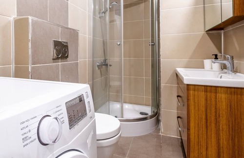 Sisli Apartment | Modern Flat in Sisli with Kitchen and Family-Friendly Amenities