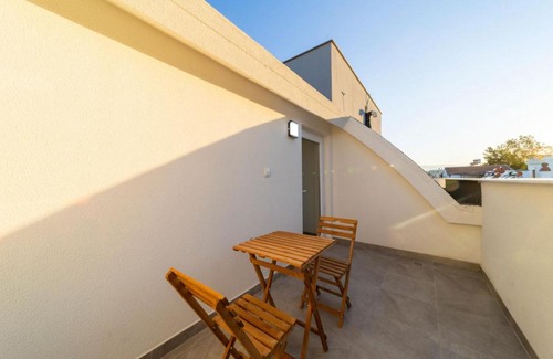 Eski Lara Apartment | Stylish Central Flat with Terrace in Muratpasa, 10/10 Rating