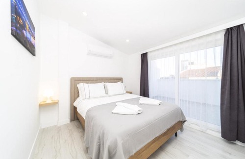 Eski Lara Apartment | Stylish Central Flat with Terrace in Muratpasa, 10/10 Rating