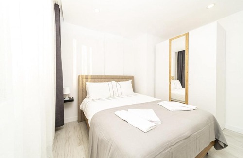 Eski Lara Apartment | Stylish Central Flat with Terrace in Muratpasa, 10/10 Rating