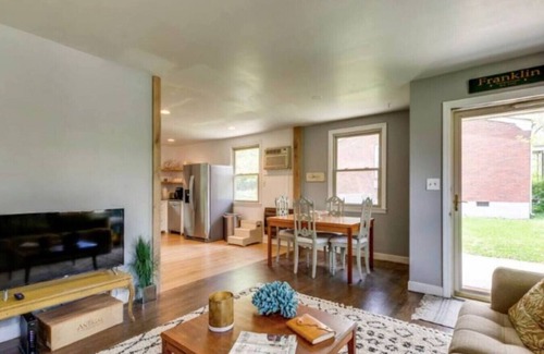 Franklin Apartment | Franklin Cottage: Pet-Friendly Retreat with High Guest Rating