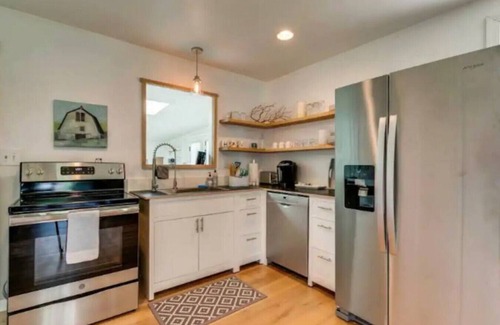 Franklin Apartment | Franklin Cottage: Pet-Friendly Retreat with High Guest Rating
