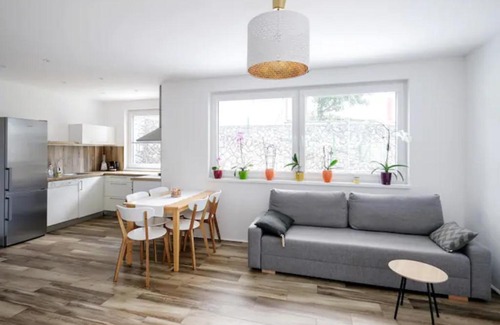 Postojna Apartment | Family-Friendly Central Garden House with Top Guest Ratings
