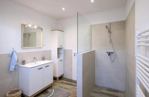 Postojna Apartment | Family-Friendly Central Garden House with Top Guest Ratings