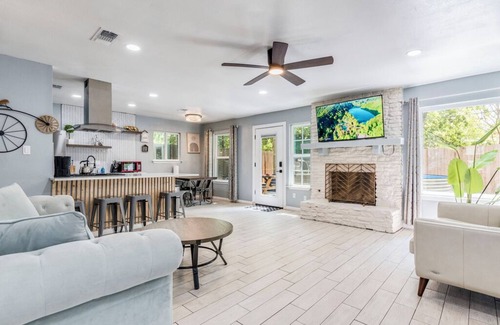 Austin House | Central Hotel: Cool Pool, BBQ & Arcade Fun Await You!