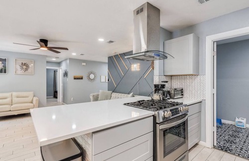 Austin House | Central Hotel: Cool Pool, BBQ & Arcade Fun Await You!