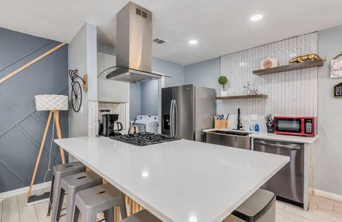 Austin House | Central Hotel: Cool Pool, BBQ & Arcade Fun Await You!