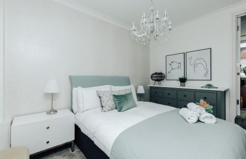 Henley-on-Thames Apartment | Discover the Central Hidden Gem: 4-Star Family Retreat