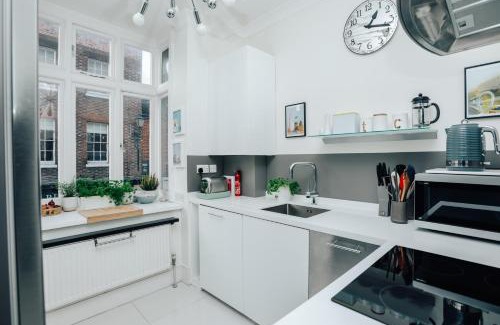 Henley-on-Thames Apartment | Discover the Central Hidden Gem: 4-Star Family Retreat